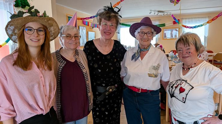 Besucher:innen der Begegnungsstätte mit Faschingskostümen.