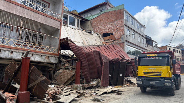 Ein LKW steht in einer Straßen vor völlig zerstörten Häusern (Copyright: FUDEP). 