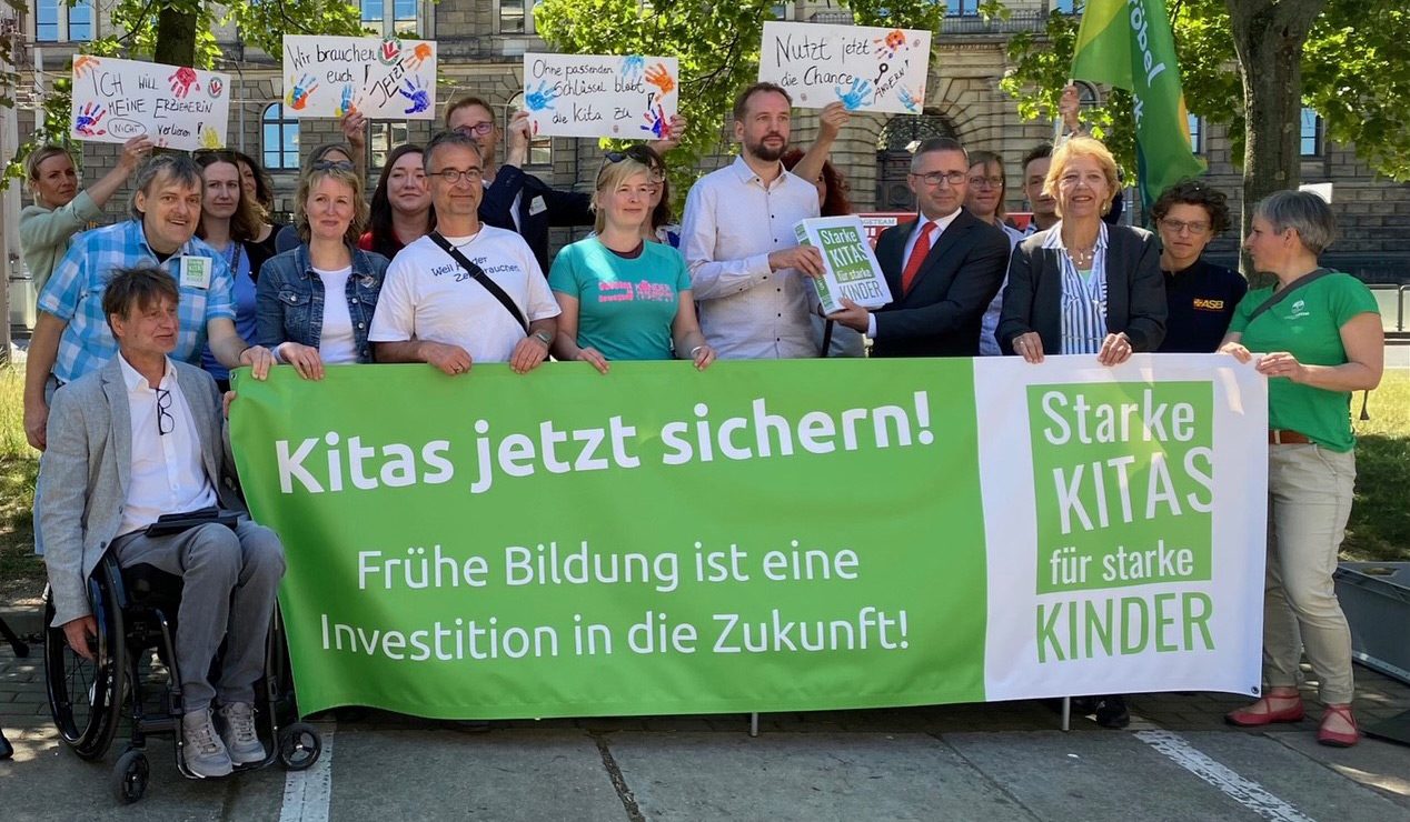 Übergabe der Unterschriftenliste an Wilfried Kühner